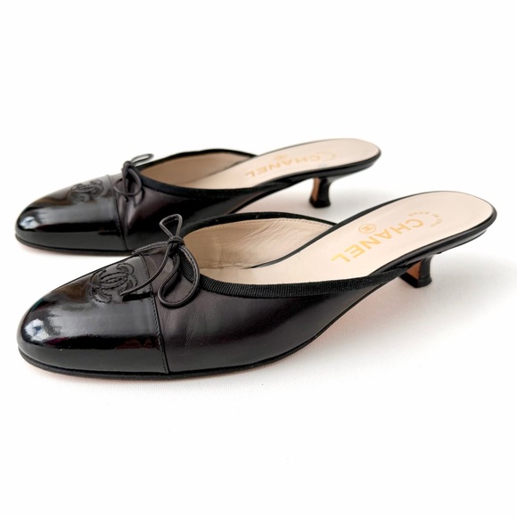 CHANEL Shoes - CHANEL || Vintage Black Leather Bow Mule Kitten Heels Patent CC Toe EU 37